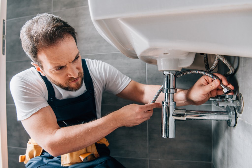 plumber in working