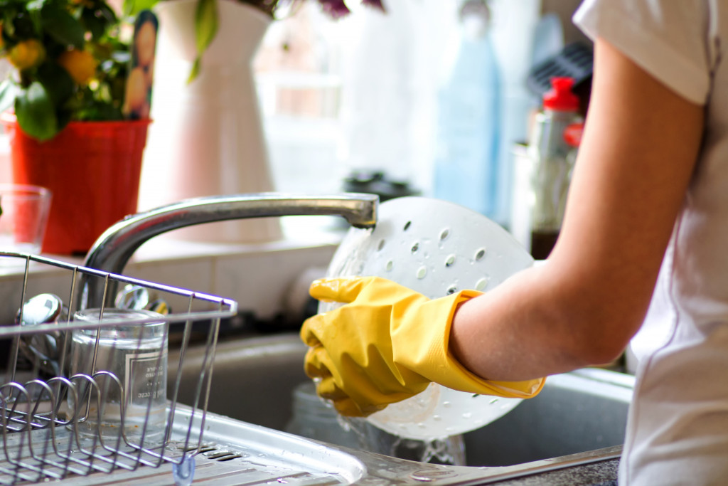 person washing the dishes