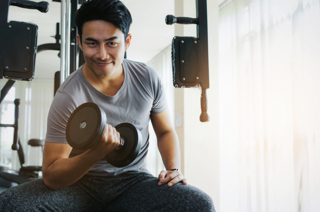 man lifting weights