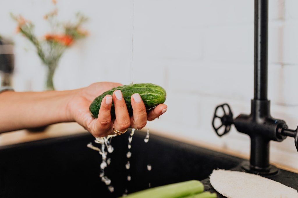washing vegetable using tap water